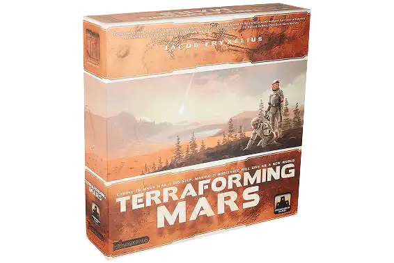 Pudełko gry planszowej „Terraforming Mars” z wizerunkiem kosmonautów na tle marsjańskiego krajobrazu
