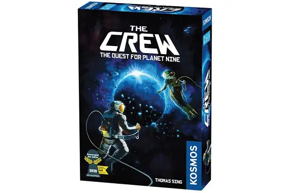 Pudełko gry planszowej „The Crew: The Quest for Planet Nine” z wizerunkiem astronautów w otwartej przestrzeni kosmicznej na tle planety