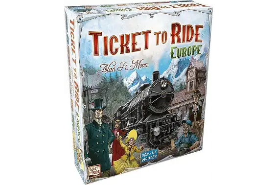 Pudełko gry planszowej „Ticket to Ride” z wizerunkiem czarnej lokomotywy parowej oraz postaci w strojach z początku XX wieku