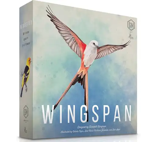 Pudełko gry planszowej „Wingspan” z szczegółowym rysunkiem latającego ptaka na delikatnie niebieskim tle
